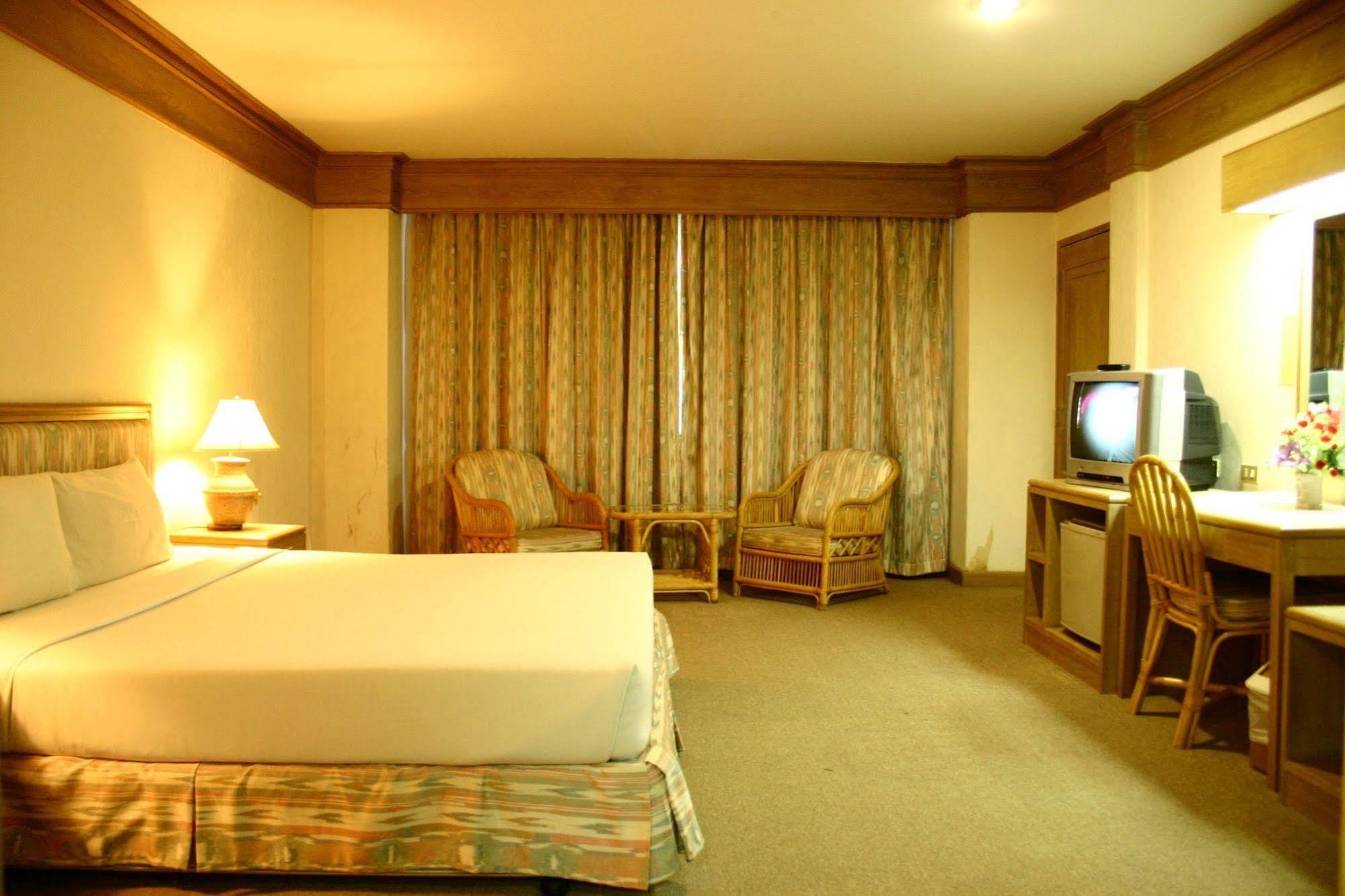 Hotel Rattana Mansion à Phuket Extérieur photo